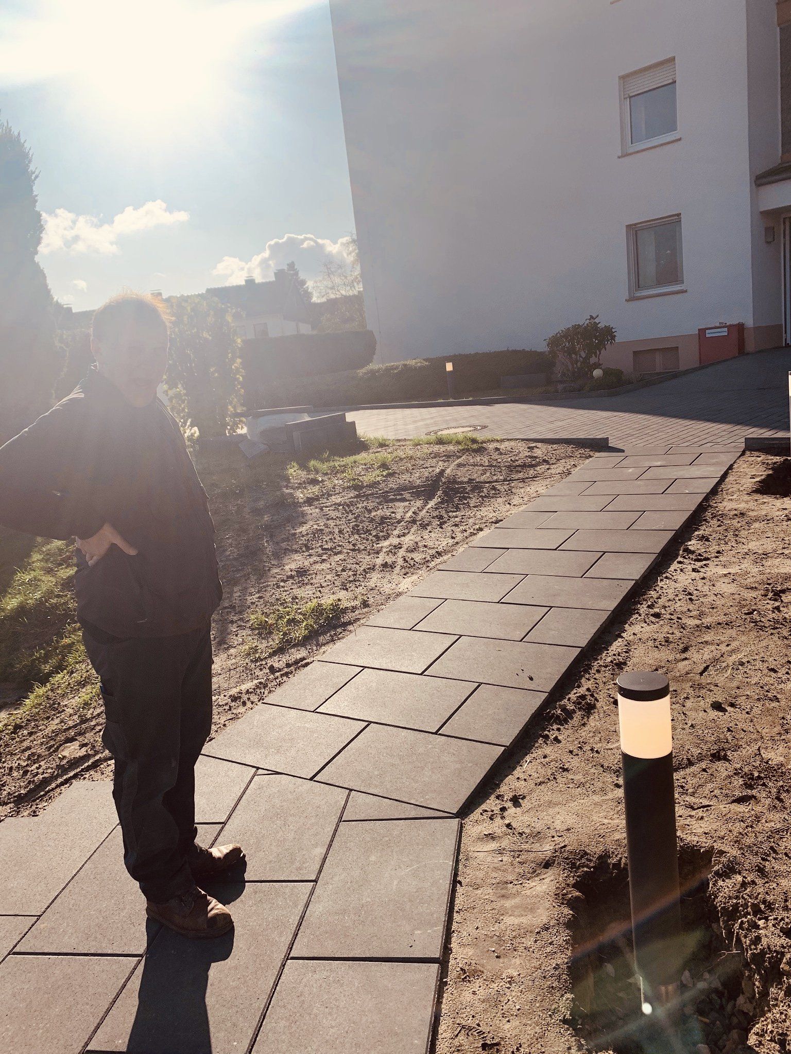 Beleuchteter Gartenweg mit Pollerleuchten