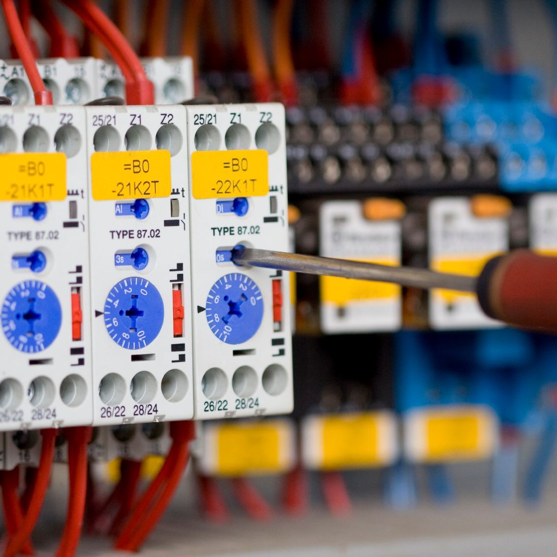 Elektrofachkraft bei der Installation einer Elektroanlage