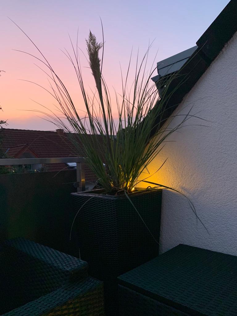 Beleuchtete Terrasse am Abend